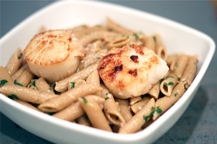 SEARED SCALLOPS OVER PENNE WITH GARLIC, PARSLEY & LEMON